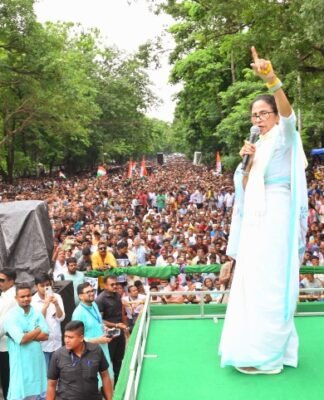 शहीद दिवस के मंच से बोलीं ममता, असली तृणमूल कांग्रेस हम, साइन बोर्ड लगाने से कोई नहीं होता असली ममता बनर्जी