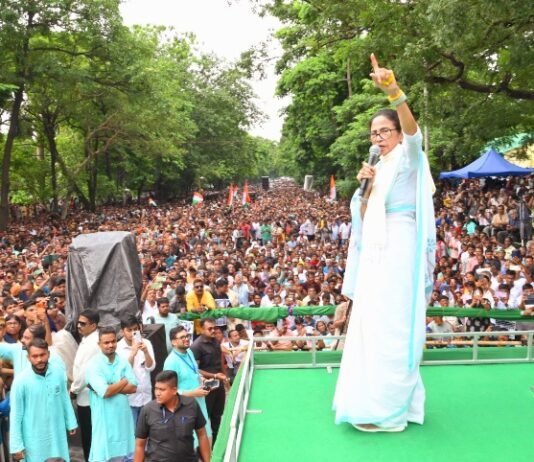 शहीद दिवस के मंच से बोलीं ममता, असली तृणमूल कांग्रेस हम, साइन बोर्ड लगाने से कोई नहीं होता असली ममता बनर्जी