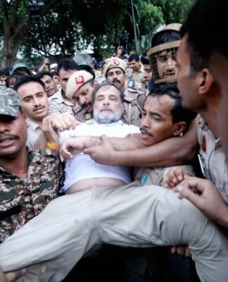 प्रधानमंत्री आवास पर इस्तीफे की मांग कर रहे राहुल गांधी, अखिलेश व प्रियंका को जबरन उठा ले गई पुलिस कांग्रेस का प्रदर्शन