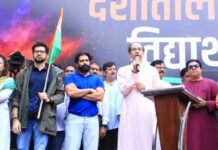 मुंबई की तिरंगा रैली में बोले उद्धव ठाकरे, देशभक्तों ने अंधभक्तों को हराया तिरंगा रैली