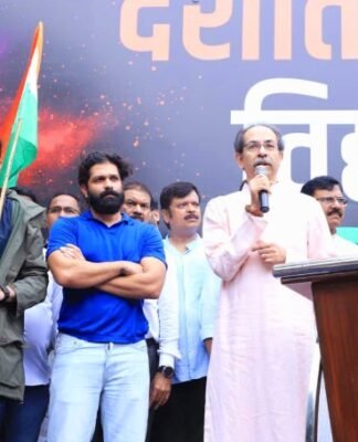 मुंबई की तिरंगा रैली में बोले उद्धव ठाकरे, देशभक्तों ने अंधभक्तों को हराया तिरंगा रैली