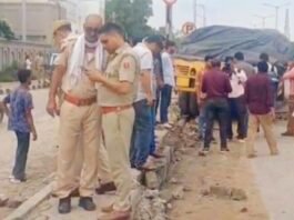 बेकाबू ट्रॉले ने परिवार को रौंदा, तीन बच्चों समेत चार की मौत परिवार को रौंदा