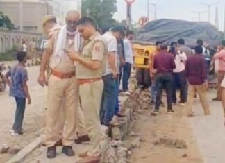 बेकाबू ट्रॉले ने परिवार को रौंदा, तीन बच्चों समेत चार की मौत परिवार को रौंदा
