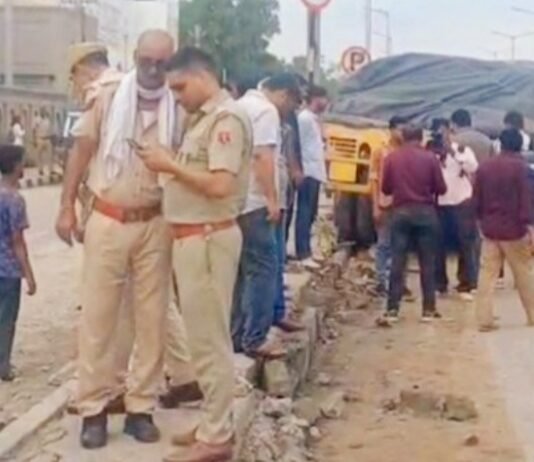 बेकाबू ट्रॉले ने परिवार को रौंदा, तीन बच्चों समेत चार की मौत परिवार को रौंदा