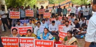 69000 शिक्षक अभ्यर्थियों ने SCERT का किय घेराव, योगी सरकार से की SC में प्रभावी पैरवी की मांग प्रदर्शन