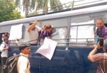 69 हजार शिक्षक भर्ती अभ्यर्थियों ने किया मंत्री आवास का घेराव, गाड़ी में भरकर इको गार्डन ले गई पुलिस शिक्षक भर्ती