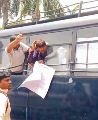 69 हजार शिक्षक भर्ती अभ्यर्थियों ने किया मंत्री आवास का घेराव, गाड़ी में भरकर इको गार्डन ले गई पुलिस शिक्षक भर्ती