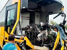 वाराणसी से दिल्ली जा रही प्राइवेट बस ने मारी ट्रक में टक्कर, ड्राइवर-कंडक्टर की मौत, 20 से अधिक यात्री घायल बस ट्रक से टकराई