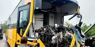 वाराणसी से दिल्ली जा रही प्राइवेट बस ने मारी ट्रक में टक्कर, ड्राइवर-कंडक्टर की मौत, 20 से अधिक यात्री घायल बस ट्रक से टकराई