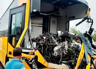 बस ट्रक से टकराई