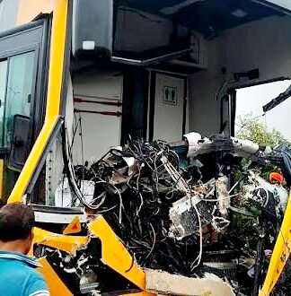 वाराणसी से दिल्ली जा रही बस ट्रक से टकराई, ड्राइवर- कंडक्टर की मौत, 20 से अधिक यात्री घायल बस ट्रक से टकराई