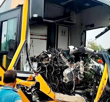 वाराणसी से दिल्ली जा रही प्राइवेट बस ने मारी ट्रक में टक्कर, ड्राइवर-कंडक्टर की मौत, 20 से अधिक यात्री घायल बस ट्रक से टकराई