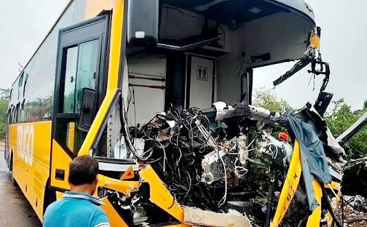 बस ट्रक से टकराई