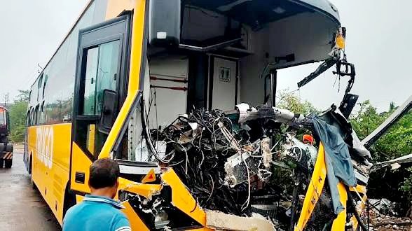बस ट्रक से टकराई बस ट्रक से टकराई