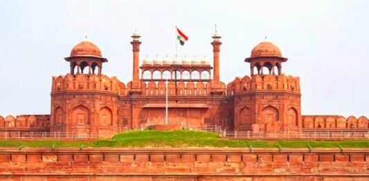 पुलिस कंट्रोल रूम को कॉल कर दी लाल किले को बम से उड़ाने की धमकी, मचा हड़कंप लाल किला