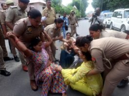 दलित-पिछड़े अभ्यर्थियों ने अब घेरा बसपा सुप्रीमो का आवास, लगाए “मायावती बाहर आओ” के नारे