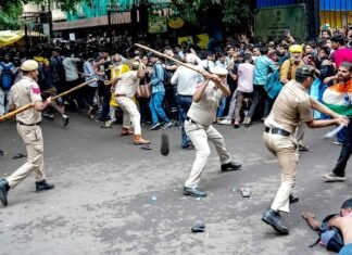 छात्रों से बर्बरता