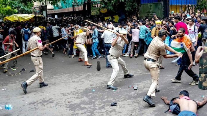 छात्रों से बर्बरता