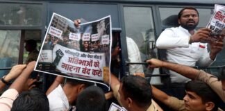 लखनऊ में जौहर यूनिवर्सिटी व ‘CJP’ के समर्थन में सड़क पर उतरे छात्र, प्रदर्शन में पुलिस से धक्का-मुक्की लखनऊ में प्रदर्शन