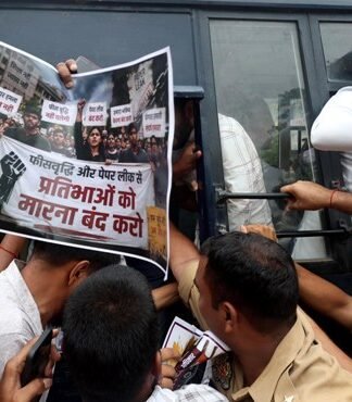 लखनऊ में जौहर यूनिवर्सिटी व ‘CJP’ के समर्थन में सड़क पर उतरे छात्र, प्रदर्शन में पुलिस से धक्का-मुक्की लखनऊ में प्रदर्शन