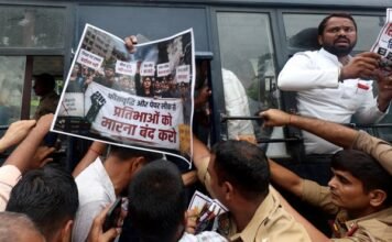 लखनऊ में जौहर यूनिवर्सिटी व ‘CJP’ के समर्थन में सड़क पर उतरे छात्र, प्रदर्शन में पुलिस से धक्का-मुक्की लखनऊ में प्रदर्शन