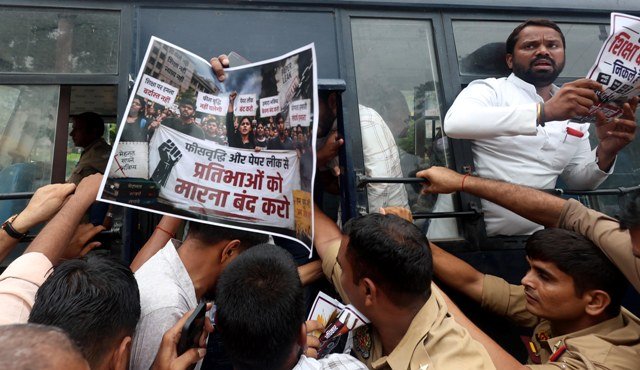 लखनऊ में प्रदर्शन लखनऊ में प्रदर्शन