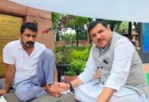 चंद्रशेखर आजाद को मिला संजय सिंह का समर्थन, धरनास्थल पर मिलने पहुंचे AAP सांसद चंद्रशेखर आजाद
