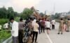 ट्रैक्टर-ट्रॉली के नीचे दबने से चार मजदूरों की मौत, क्रेन की मदद से निकाले गए मजदूर सड़क हादसा