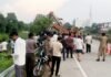 गोसाईंगंज में बेकाबू ट्रैक्टर पलटने से चार युवकों की दर्दनाक मौत, क्रेन से निकाले शव सड़क हादसा