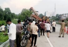 गोसाईंगंज में बेकाबू ट्रैक्टर पलटने से चार युवकों की दर्दनाक मौत, क्रेन से निकाले शव सड़क हादसा