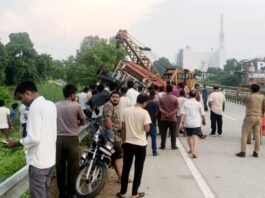 गोसाईंगंज में बेकाबू ट्रैक्टर पलटने से चार युवकों की दर्दनाक मौत, क्रेन से निकाले शव सड़क हादसा