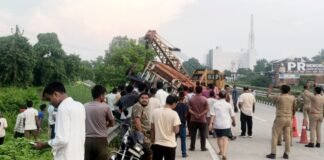 गोसाईंगंज में बेकाबू ट्रैक्टर पलटने से चार युवकों की दर्दनाक मौत, क्रेन से निकाले शव सड़क हादसा
