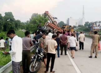 गोसाईंगंज में बेकाबू ट्रैक्टर पलटने से चार युवकों की दर्दनाक मौत, क्रेन से निकाले शव सड़क हादसा