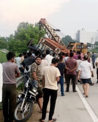 ट्रैक्टर-ट्रॉली के नीचे दबने से चार मजदूरों की मौत, क्रेन की मदद से निकाले गए मजदूर सड़क हादसा