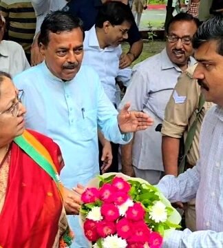 17 बार की कॉल पर नहीं उठा एटा DM फोन, कैबिनेट मंत्री ने लगाई क्लास, पूछा क्या आप प्रोटोकॉल में हमसे बड़े बेबी रानी मौर्य