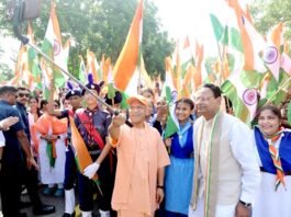 तिरंगा यात्रा में सीएम योगी ने शहीदों को दी श्रद्धांजलि, कही ये बात तिरंगा यात्रा