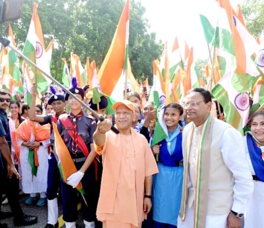 तिरंगा यात्रा में सीएम योगी ने शहीदों को श्रद्धांजलि, कही ये बात तिरंगा यात्रा