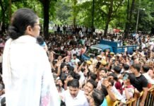 समर्थकों से ममता बनर्जी ने कहा, “पुलिस के मानवीय चेहरे को भाजपा ने बनाया राक्षस, हर हाल में रोकेंगे अत्याचार” ममता बनर्जी