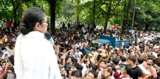 समर्थकों से ममता बनर्जी ने कहा, “पुलिस के मानवीय चेहरे को भाजपा ने बनाया राक्षस, हर हाल में रोकेंगे अत्याचार” ममता बनर्जी