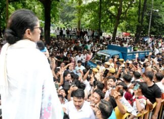 समर्थकों से ममता बनर्जी ने कहा, “पुलिस के मानवीय चेहरे को भाजपा ने बनाया राक्षस, हर हाल में रोकेंगे अत्याचार” ममता बनर्जी