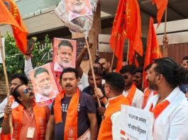 चंदा चोरी मामले में पप्पू यादव के खिलाफ लखनऊ में प्रदर्शन, निकाली गयी शवयात्रा प्रदर्शन