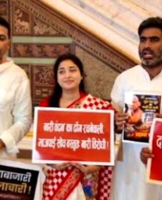 UP विधानसभा में विपक्ष का अनोखा प्रदर्शन, दूध- खाद लेकर पहुंचे विधायक, योगी सरकार से मांगा जवाब यूपी विधानसभा