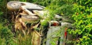 लखनऊ में घटिया सड़क से फिसलकर स्कूली वैन नाले में पलटी, ग्रामीणों ने बचाई रोते-बिलखते मासूमों की जान स्कूल वैन