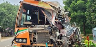 बुलंदशहर में डंपर से टकराई रोडवेज बस, बच्ची व महिला की मौत, 24 यात्री घायल, ड्राइवर फरार डंपर से टकराई बस