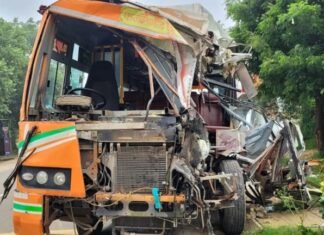 बुलंदशहर में डंपर से टकराई रोडवेज बस, बच्ची व महिला की मौत, 24 यात्री घायल, ड्राइवर फरार डंपर से टकराई बस