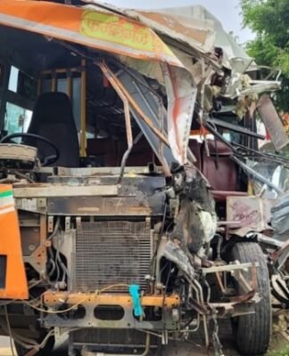 बुलंदशहर में डंपर से टकराई बस, नौ साल की बच्ची व महिला की मौत, 24 यात्री घायल डंपर से टकराई बस