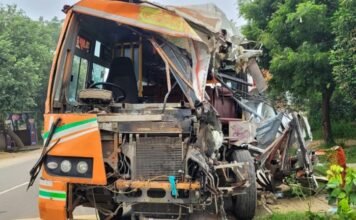 बुलंदशहर में डंपर से टकराई रोडवेज बस, बच्ची व महिला की मौत, 24 यात्री घायल, ड्राइवर फरार डंपर से टकराई बस