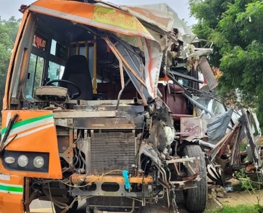 बुलंदशहर में डंपर से टकराई बस, नौ साल की बच्ची व महिला की मौत, 24 यात्री घायल डंपर से टकराई बस