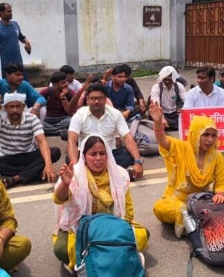 फिर सड़क पर उतरे 69 हजार शिक्षक भर्ती के अभ्यर्थी, योगी सरकार पर SC में पैरवी न करने का लगाया आरोप शिक्षक भर्ती