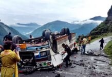 हिमाचल में भीषण सड़क हादसा, यात्रियों से भरी बस पलटी, चालक-परिचालक समेत सात लोगों की मौत बस पलटी